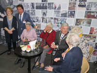 840596 Afbeelding van burgemeester Jan van Zanen in gesprek met vier nog levende diaconessen bij de opening van de ...